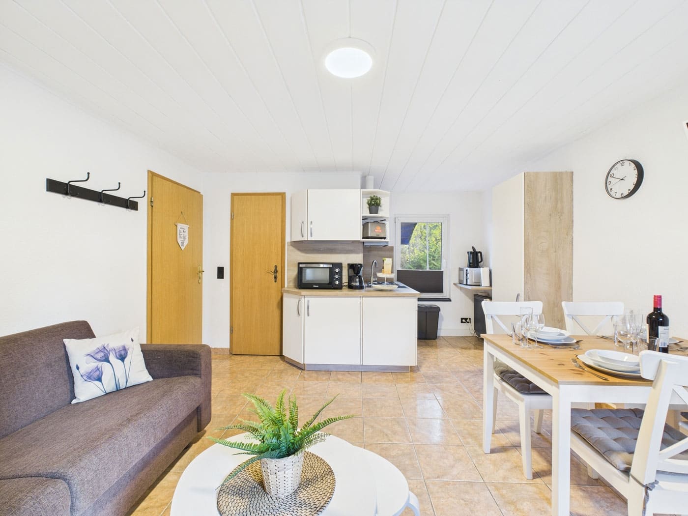 Super schöne Ferienwohnung in der Nähe von Berlin direkt am See das Wohnzimmer mit Küche