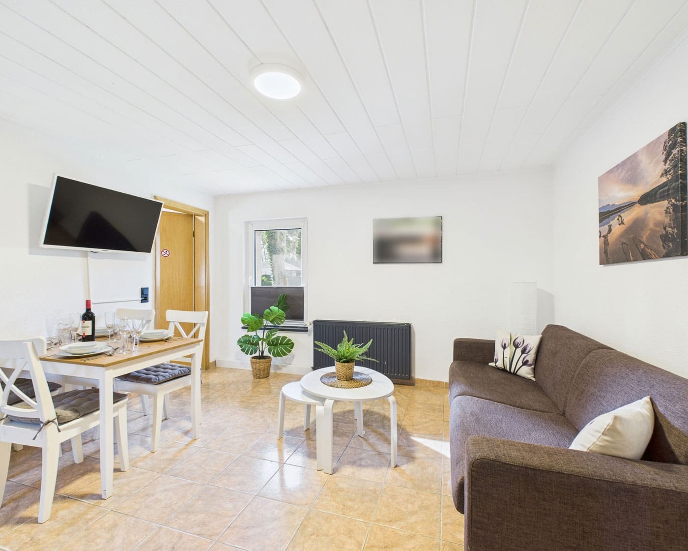 Hier zu sehen ist ein Ferienhaus direkt am See in Brandenburg auf dem Campingplatz Wusterhausen